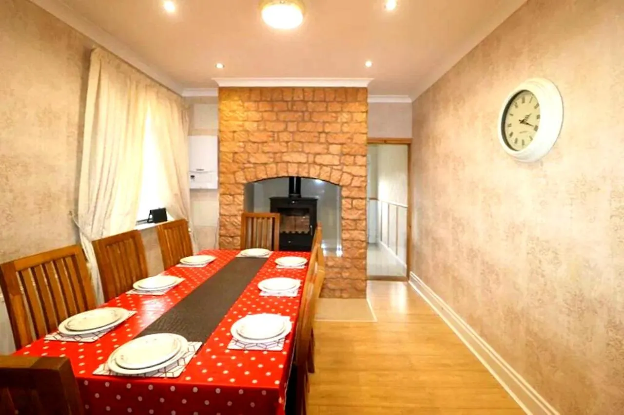 Cheerful 4-Bedroom Holiday Home Close To The Sea Blackpool