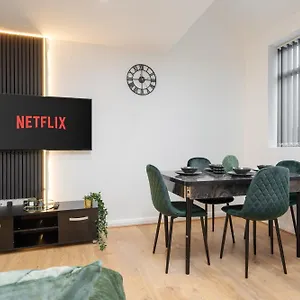 Apartment Sophisticated & Stylish Flat Near Airport - Sleeps 9, Manchester